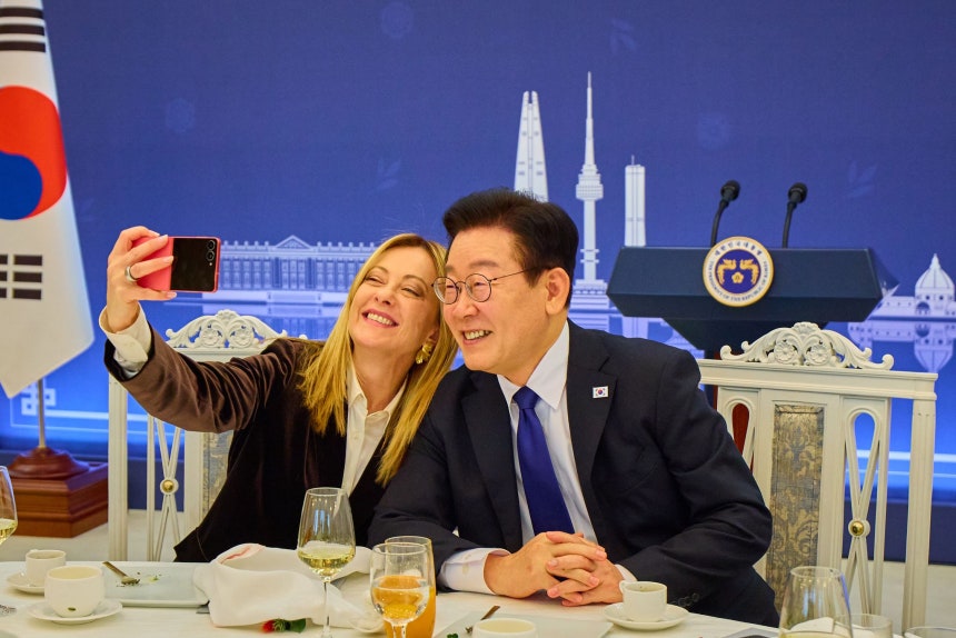 李在明（イ・ジェミョン）大統領とメローニ伊首相が19日、青瓦台本館で写真を撮っている。青瓦台は大統領が首相に贈ったサムスンギャラクシーZフリップ7ピンクで共に自撮りをしたと明らかにした。 ［写真 青瓦台］