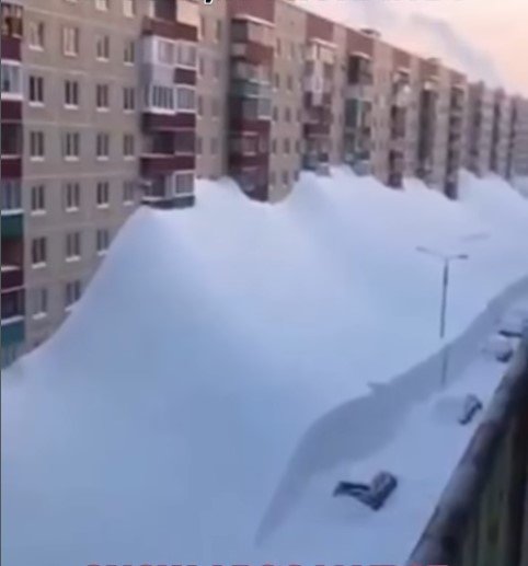 雪が積もり、巨大なスキー場のように変わったカムチャツカ地域のアパート。