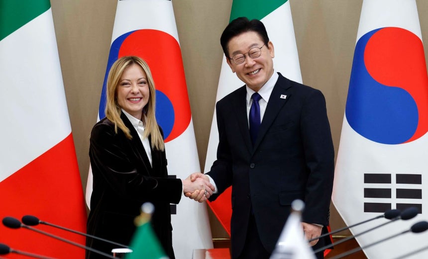 19日、青瓦台本館で韓伊拡大会談の前にメローニ首相と握手する李在明大統領 ［青瓦台写真記者団］