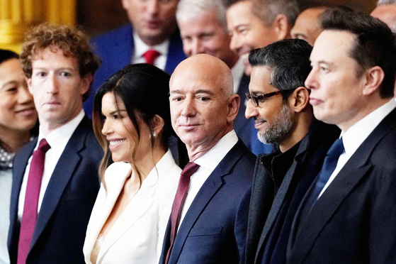  トランプ大統領の就任式に参加した富豪ら。［写真 AFP＝聯合ニュース］