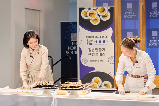 昨年9月28日、金恵景（キム・ヘギョン）大統領夫人が米国ニューヨークのコリア・ソサエティーで開催された同胞の次世代向け韓国料理教室で、キムパプ（韓国海苔巻き）を作っている。ニュース1