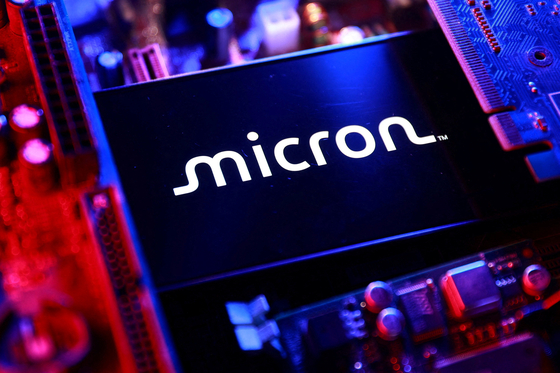 米メモリー半導体企業マイクロンのロゴとコンピュータメインボードのイメージ。［写真 ロイター＝聯合ニュース］