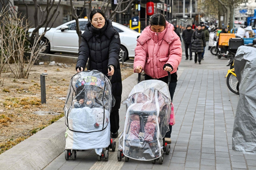 今月4日（現地時間）、中国・北京のある通りで、女性たちがベビーカーを押しながら歩いている。［AFP＝聯合ニュース］