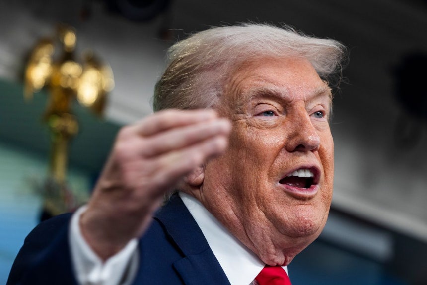 ドナルド・トランプ米大統領が20日（現地時間）、ホワイトハウスで行われた就任1年の記者会見で、記者の質問に答えている。［EPA＝聯合ニュース］