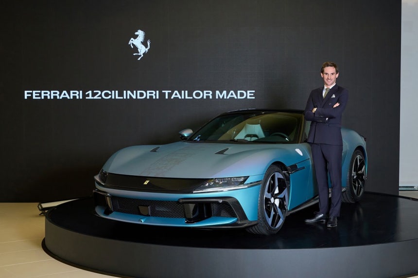 フェラーリ・コリアのティボ・デュサラ代表の横に「12チリンドリ・テーラーメード」が見える。デュサラ代表は「ソウル都心のネオンサイン、高麗青磁からインスピレーションを得た」と紹介した。［写真 フェラーリ・コリア］
