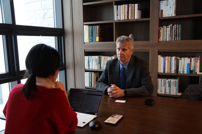 19日、高麗（コリョ）大学ソウルキャンパスで、ヘブライ大学法学部のユヴァル・シェニー（Yuval Shany）教授が中央日報のインタビューに応じている。［写真 ヒューマンアジア］