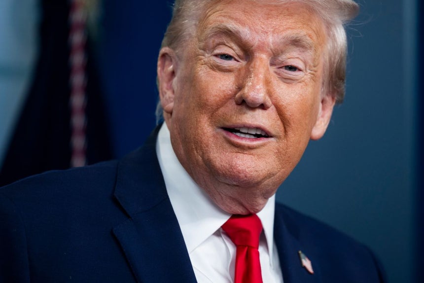 トランプ米大統領が20日にホワイトハウスで行った就任1周年会見で記者らの質問に答えている。［写真 EPA＝聯合ニュース］