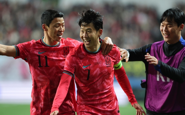 サッカー韓国代表の黄喜燦（ファン・ヒチャン）、孫興慜（ソン・フンミン）、呉賢揆（オ・ヒョンギュ、左から） ［ニュース1］