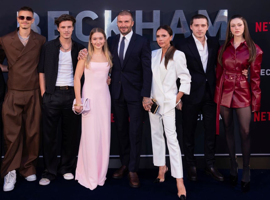 ベッカム一家。左からロメオ、クルーズ、ハーパー・セブン、デイビッド、ビクトリア、ブルックリン、ニコラ・ペルツ。［AP＝聯合ニュース］