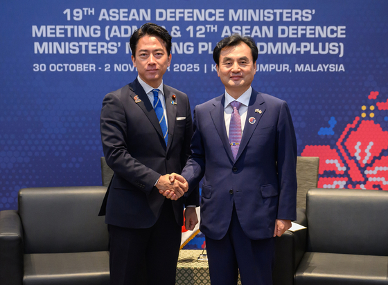 韓国の安圭伯（アン・ギュベク）国防部長官が昨年11月、マレーシア・クアラルンプールで開かれた韓日国防相会談で、小泉進次郎防衛相と記念撮影を行っている。［写真 国防部・聯合ニュース］