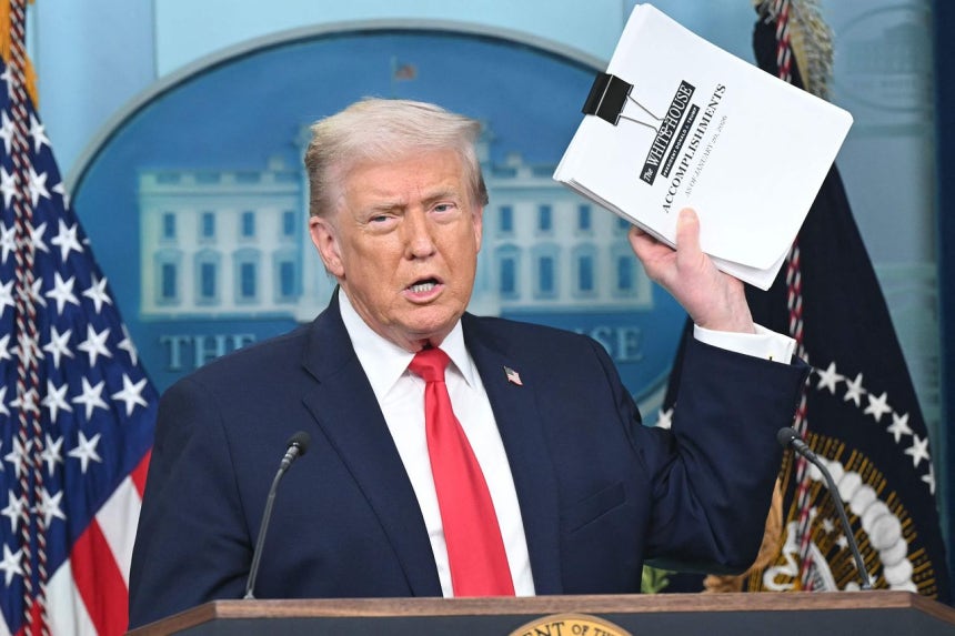 トランプ米国大統領が20日、ホワイトハウスで予定になかった会見をしている。［写真 AFP＝聯合ニュース］