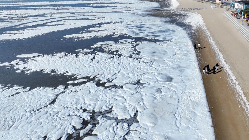 厳しい寒さが続いた21日、仁川・江華島（インチョン・カンファド）の東幕（トンマク）海辺一帯が凍り付いている。［ニュース1］