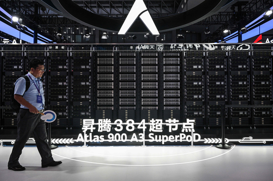 昨年7月に中国・上海で開かれた世界人工知能大会（WAIC）のファーウェイブースに展示された「アセンド384スーパーノード」。［写真 AFP＝聯合ニュース］