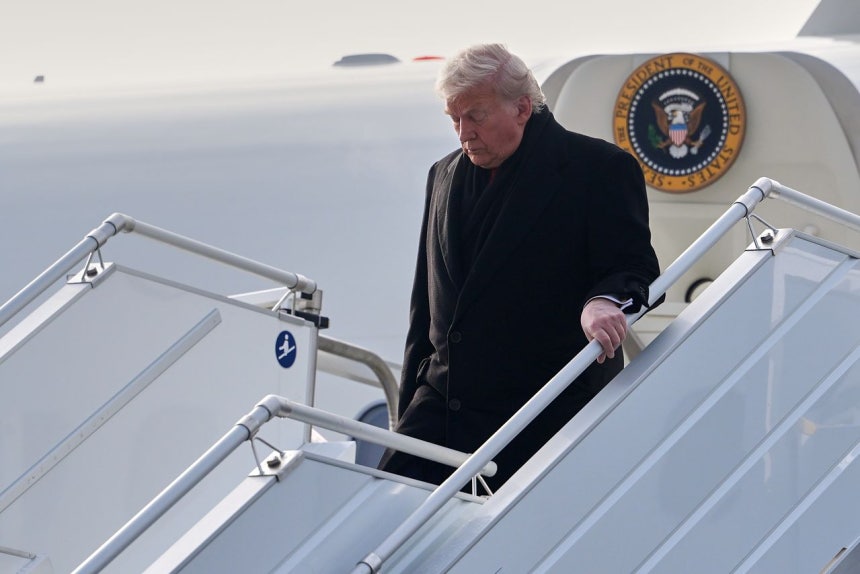 21日（現地時間）、ドナルド・トランプ米大統領が世界経済フォーラム（WEF）出席のためスイスのチューリヒ国際空港に到着し、エアフォースワンから降りている。AP＝聯合ニュース