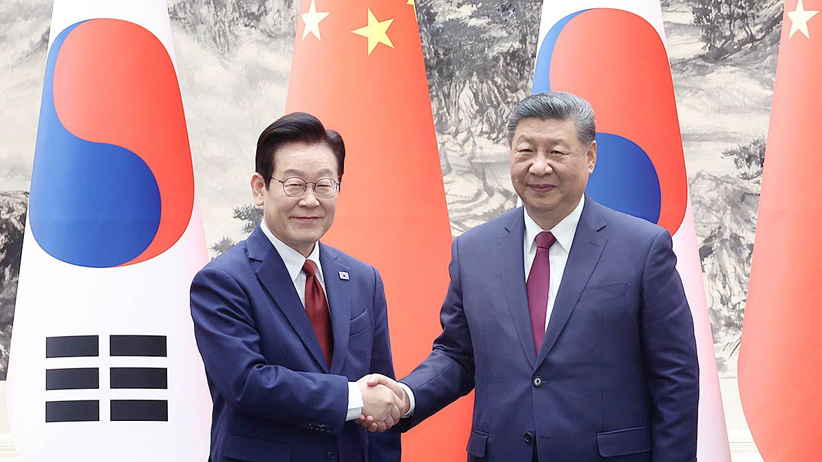 5日、北京人民大会堂で開かれた韓中MOU締結式で握手する李在明（イ・ジェミョン）大統領と習近平主席 ［ニュース1］