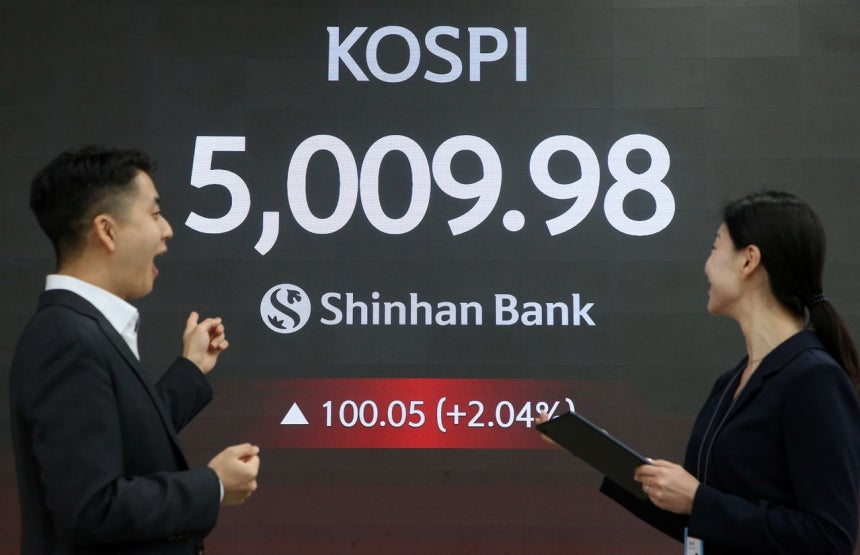 22日午前、ソウルの新韓銀行本店ロビーのモニターに取引時間中に5000ポイントを突破したKOSPI指数が表示されている。［写真 新韓持株会社］