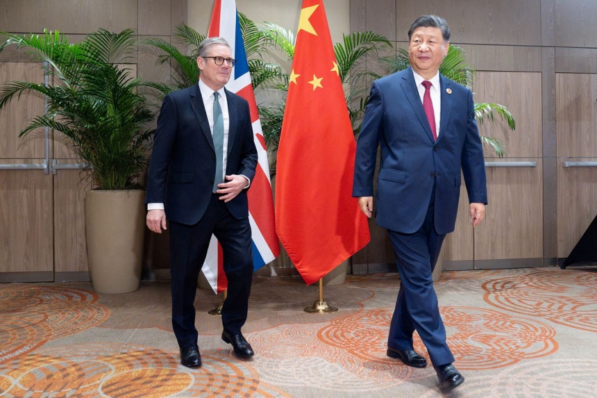 2024年11月18日、英国のキア・スターマー首相（左）が中国の習近平国家主席（右）と共に、ブラジルでの主要20カ国・地域（G20）首脳会議の期間中に二国間会談の会場に入っている。ロイター＝聯合ニュース