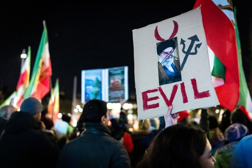 13日、スイス・チューリヒで開かれたイラン反政府デモで、市民がアヤトラ・ハメネイ最高指導者を悪魔に描いたプラカードを掲げて抗議している。［AP＝聯合ニュース］