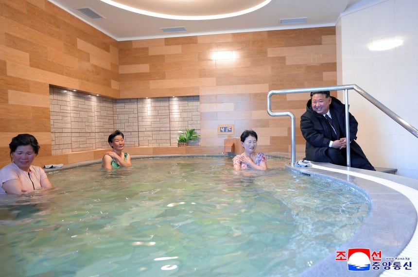  「女湯」で笑顔を見せた金正恩委員長の姿 ［朝鮮中央通信＝聯合ニュース］