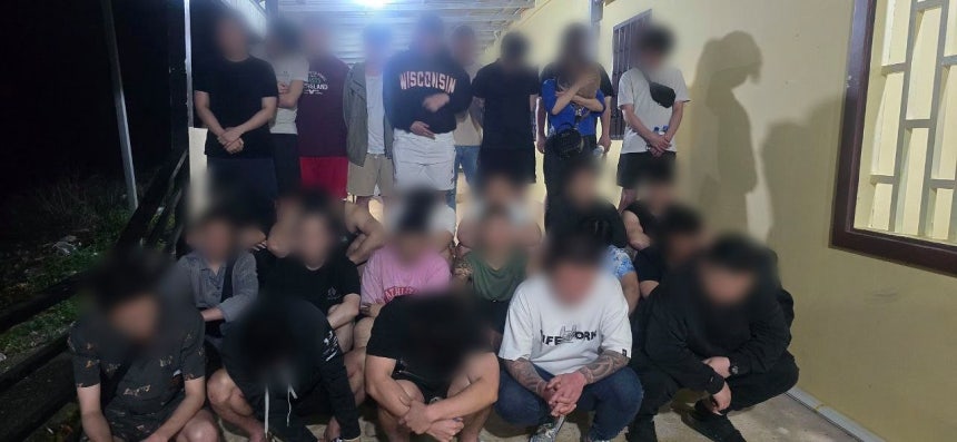 「超国家犯罪特別対応タスクフォース」がカンボジア・モンドルキリで検挙した被疑者ら。［写真　韓国政府］