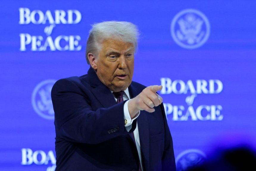 トランプ米大統領は22日（現地時間）、スイス・ダボスで開かれた世界経済フォーラム（WEF）と連係してグローバル紛争の解決を目標とする「平和評議会」構想憲章発表行事に出席した。 ［ロイター＝聯合ニュース］