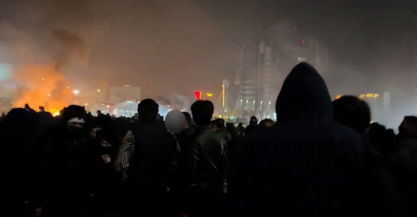 8～9日、テヘランの街頭に出てきた反政府デモ隊の行進。［X キャプチャー］