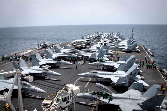 米海軍の原子力空母「エイブラハム・リンカーン」がイランに向かっている。［写真 EPA＝聯合ニュース］