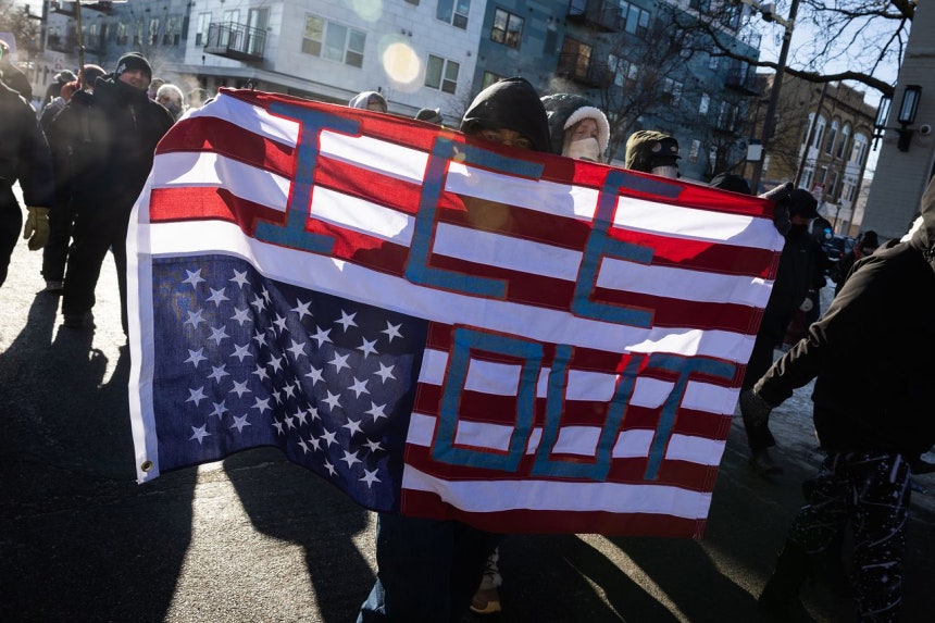 24日（現地時間）、米連邦警察官が37歳のアレックス・プレッティさんを銃撃して死亡させた後のミネアポリス南部での行進で、デモ参加者が逆さまにした米国国旗を掲げている。［AP＝聯合ニュース］