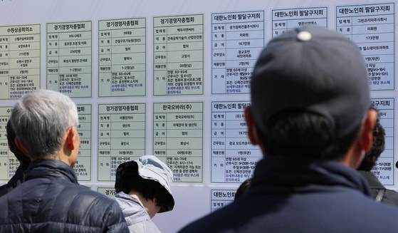 高齢者就職フェアで求職者が掲示板を見ている。 ［ニュース1］