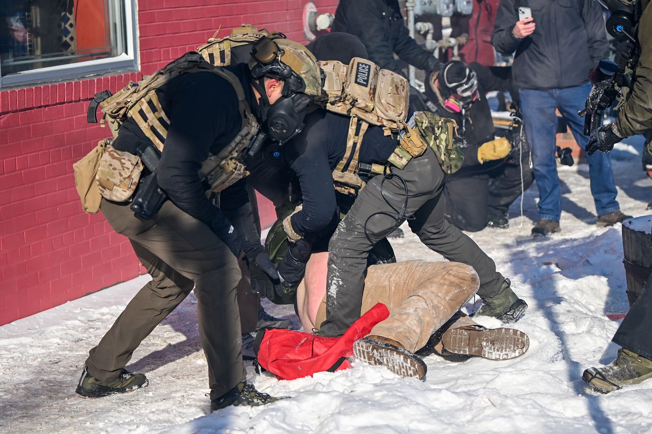   デモ参加者を逮捕する連邦当局の要員。［EPA＝聯合ニュース］