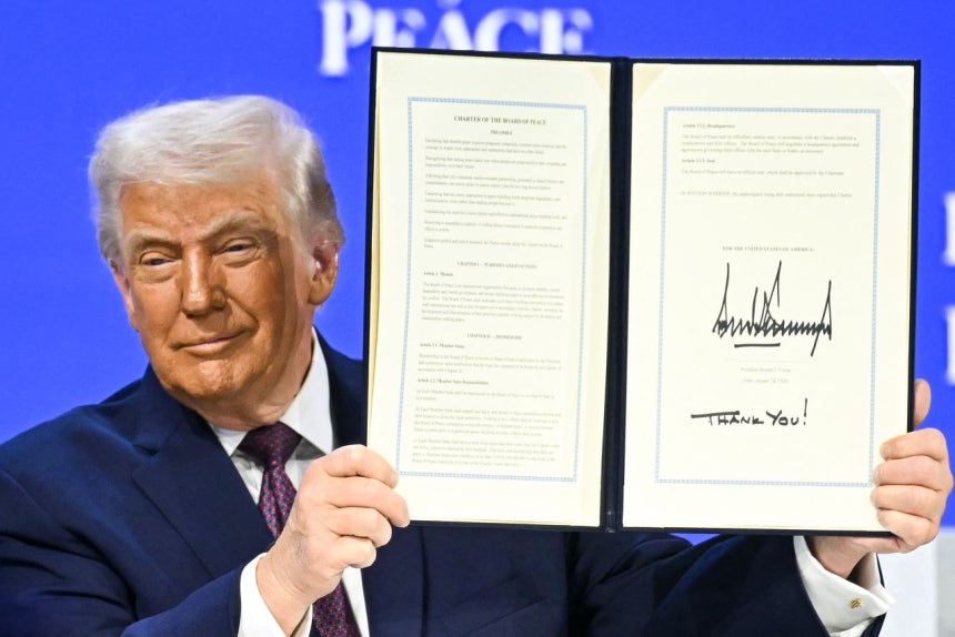 22日（現地時間）、スイス・ダボスでガザ地区再建計画を見せるトランプ米大統領 ［AFP＝聯合ニュース］