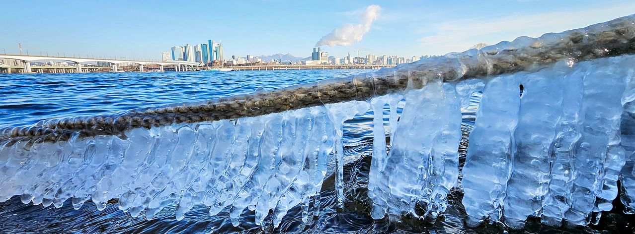 寒波注意報が発令された20日、ソウル汝矣島（ヨイド）の漢江（ハンガン）近くでつららが凍っている様子。キム・ジョンホ記者