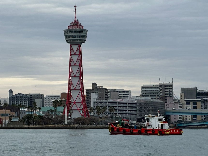 福岡県博多港の博多ポートタワー。チェ・チュンイル記者