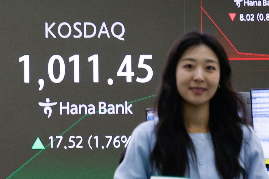 26日午前、ソウル中区ハナ銀行ディーリングルーム電光掲示板。この日、KOSDAQは4年ぶりに取引場で1000を突破し、前営業日比1％上昇した1003．9で取引が始まった。KOSPIは7．47p（0．15％）上昇の997．54で取引を開始した。 ［ニュース1］