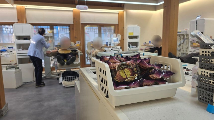 23日、全北（チョンブク）特別自治道全州市金岩洞（チョンジュシ・クマムドン）の「献血の家」全北大学韓屋センターで、一部の市民が献血を行っている。その傍らには、献血者に配られる「ドバイもちもちクッキー」が積み上げられている。 ［写真 読者］