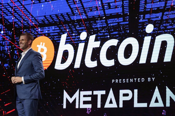 昨年8月に香港で開かれた「ビットコイン」行事に参加したトランプ大統領の次男エリック・トランプ氏 ［ロイター＝聯合ニュース］