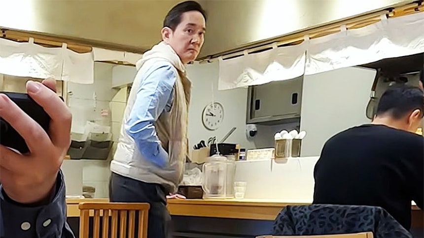 李在鎔（イ・ジェヨン）サムスン電子会長に似た男性が日本のラーメン店で目撃された。 ［ユーチューブ キャプチャー］