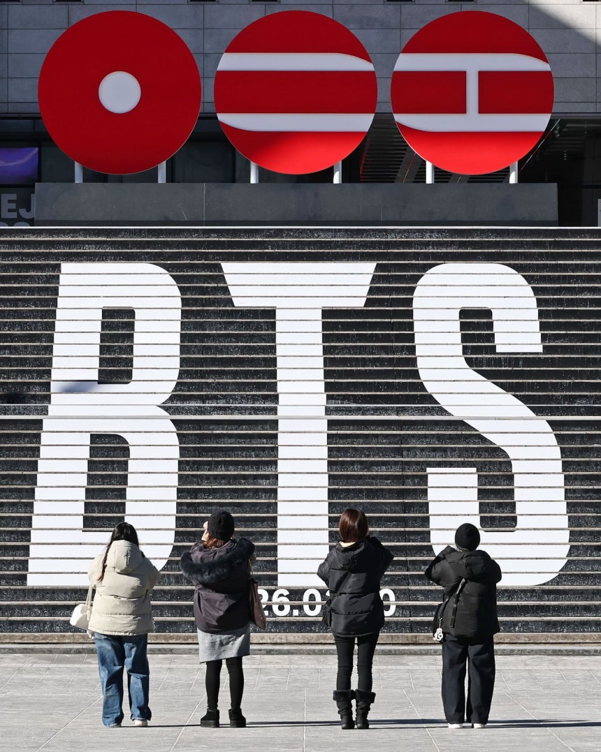 22日、ソウル市鍾路区（チョンノグ）の世宗（セジョン）文化会館の階段で、外国人観光客たちがグループ「防弾少年団（BTS）」のカムバックを知らせる広告物を撮影している。聯合ニュース