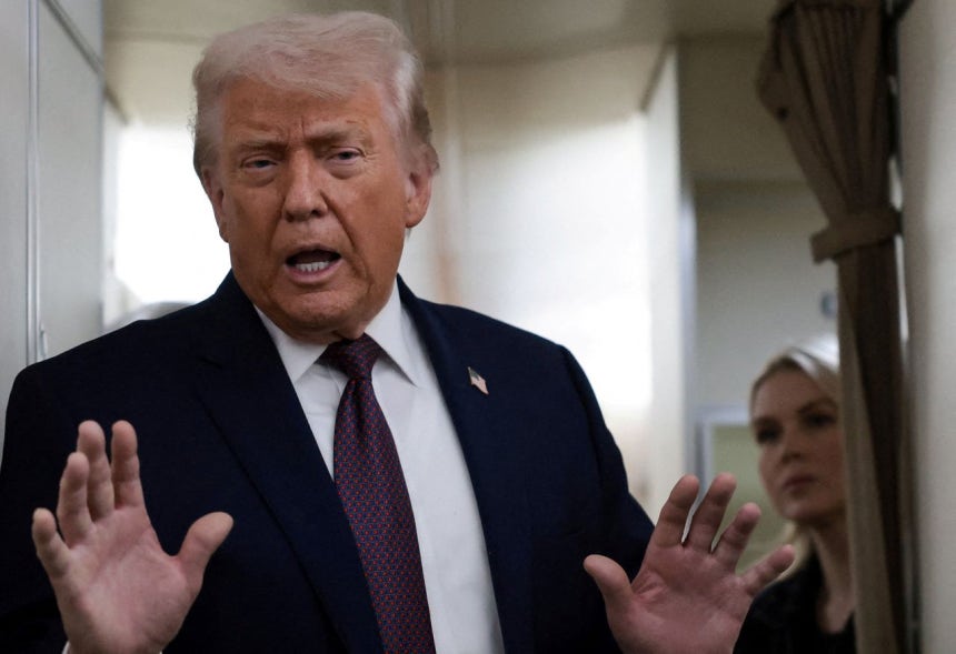  トランプ米大統領が22日にスイスのダボスで開かれた世界経済フォーラム（WEF）年次総会出席後、米国に向かう専用機内で記者らと対話している。［写真 ロイター＝聯合ニュース］