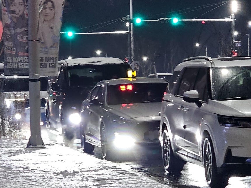 23日午後、人気アイドル歌手のコンサートが行われた仁川（インチョン）インスパイア・アリーナ周辺で、「空車ランプ」を点けて駐車しているタクシー。チェ・モラン記者