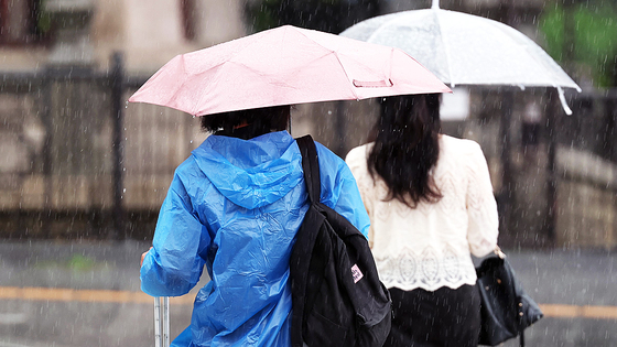 雨の日に傘を差す市民。※記事内容と直接の関係はありません。［写真　ニュース１］