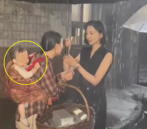  ​ ドラマの撮影現場で人工の雨に打たれている赤ちゃん。［写真 SNS］