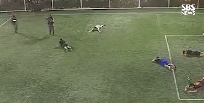  サッカー場に武装して現れた男らの姿［X＝SBS キャプチャー］