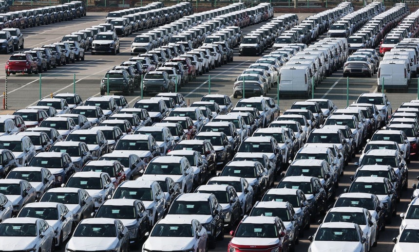 14日、京畿道の平沢港に輸出用自動車が止められている。［写真 聯合ニュース］