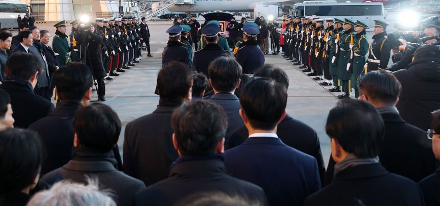  ベトナム出張中に急死した李海瓚元首相の棺が27日午前、仁川国際空港に到着し葬儀場が設けられたソウル大学病院に運ばれている。キム・ギョンロク記者