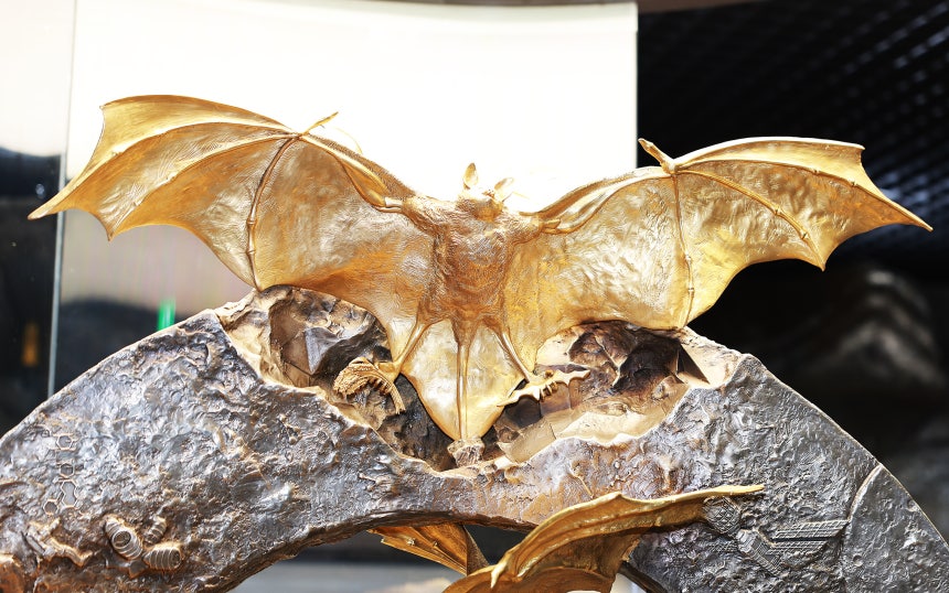 第27回咸平（ハンピョン）蝶大祭りの会場に展示された黄金コウモリ像。［写真　咸平郡］