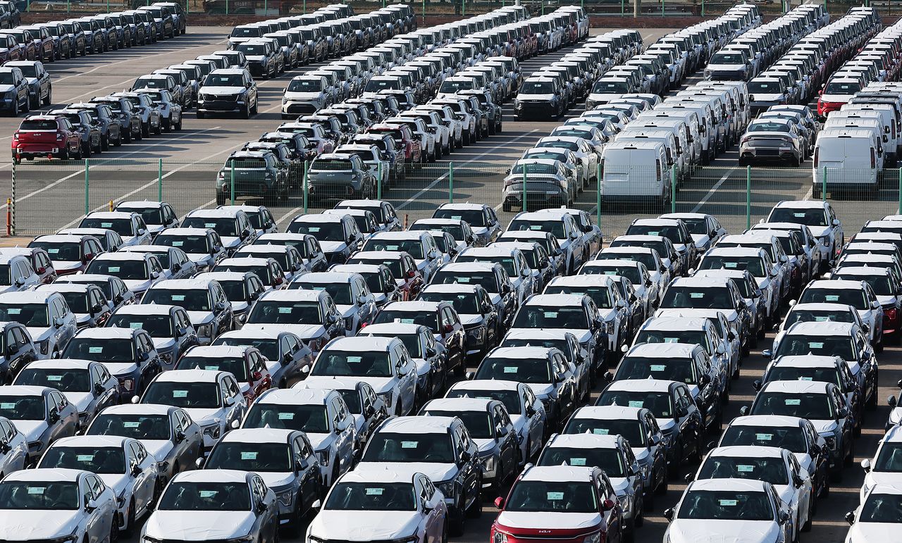 京畿道（キョンギド）の平沢（ピョンテク）港に、輸出用の自動車が整然と駐車されている。聯合ニュース