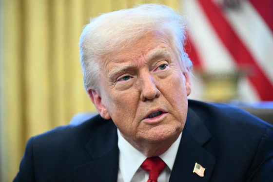 トランプ米大統領が昨年3月26日にホワイトハウスで自動車輸入品に対する関税を発表している。［写真 AFP＝聯合ニュース］