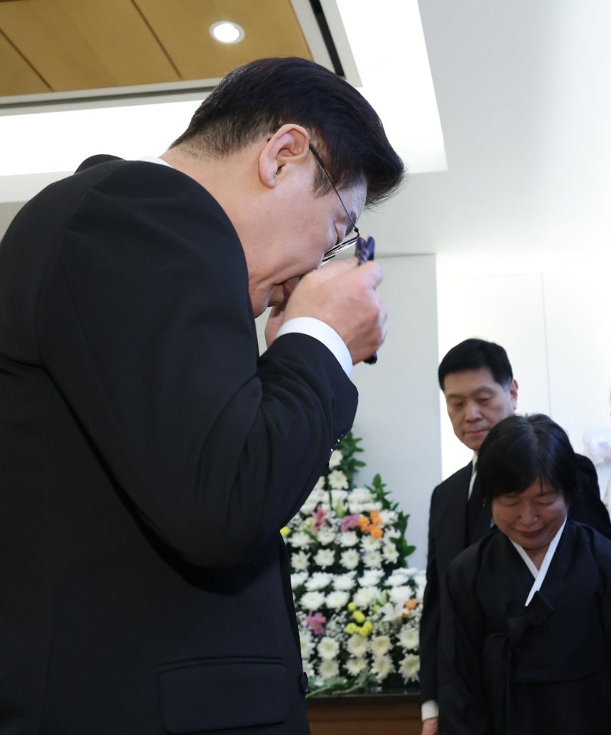 韓国の李在明（イ・ジェミョン）大統領が27日、ソウル大学病院葬儀場に設けられた故・李海瓚（イ・ヘチャン）元首相の弔問所で、涙をぬぐっている。右は李海瓚元首相の妻、キム・ジョンオク夫人。［青瓦台写真記者団］