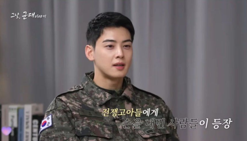 韓国の国防広報院が運営するユーチューブチャンネルで、『その日の軍隊の話』シリーズの新ストーリーテラーとして出演したチャ・ウヌ。［KFNプラス　キャプチャー］